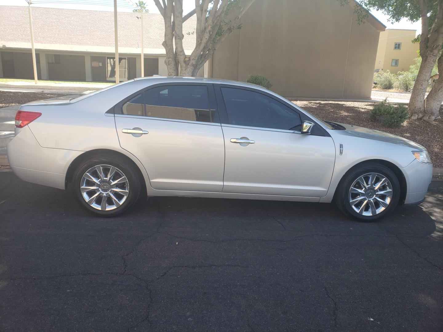 2010 /gray and black Lincoln MKZ base (3LNHL2GCXAR) with an 3.5L V6 DOHC 24V engine, 6-Speed Automatic transmission, located at 323 E Dunlap Ave., Phoenix, AZ, 85020, (602) 331-9000, 33.567677, -112.069000 - Photo#4